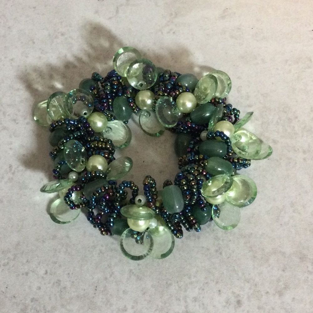 Green and blue bead and disc stretch bracelet